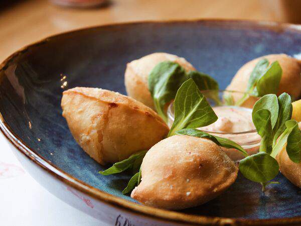 Рыбы бы - Фирменные мини-чебуреки с креветками и сливочным сыром