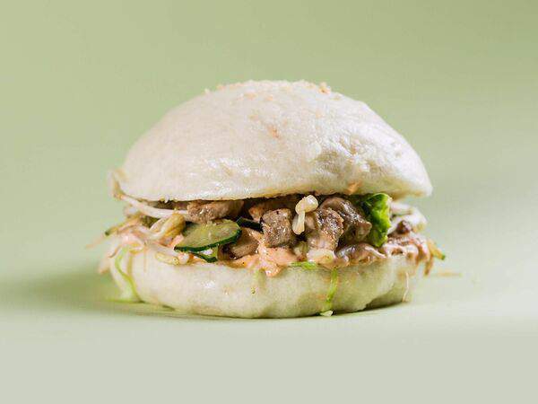 MADAME MARY WONG - Бао бургер острый со свининой