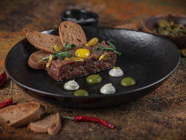 Jesstaurant - Тартар из говядины с жареным перепелиным желтком