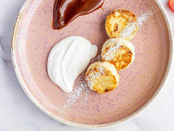 Кофе Репаблик - Сырники с домашней соленой карамелью и сметаной