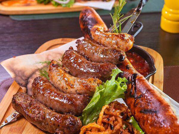 Hosper Hops Pub - Баварский микс колбас из хоспера с чили сальсой