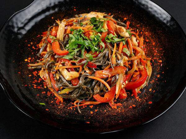 Joly Woo - Вок с курицей в сливочно-кокосовом соусе