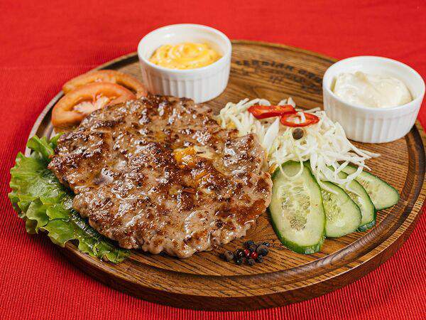 Serbian Grill - Плескавица Xl на гриле