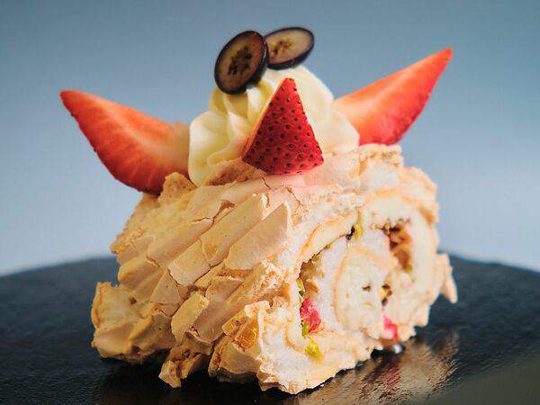 Сказка - Меренговый рулет с ягодами и фисташками