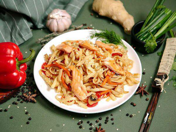 МамАзия - Удон с лососем в сливочно-чесночном соусе