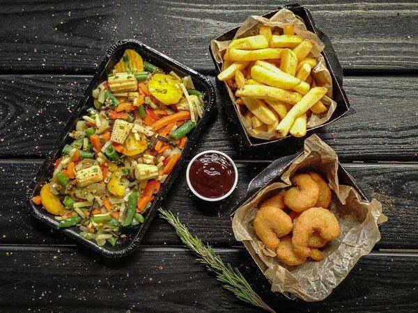BulbaFrites - Овощи по-тайски с креветками и картофелем по-бельгийски фри