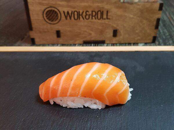 Wok & Roll - Суши с лососем