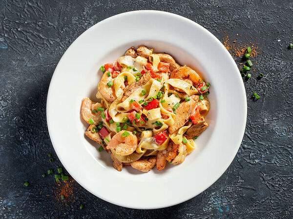 T.G.I. Friday's - Кейджин паста с креветками и курицей