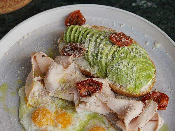 Bon Bon кофейня - Глазунья из перепелиных яиц с тостом из авокадо и индейки