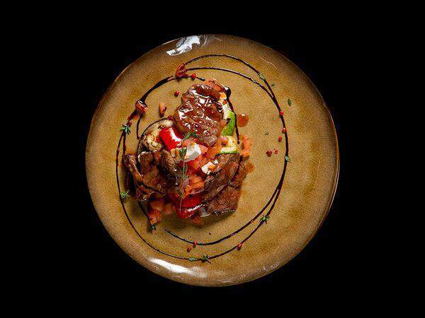 Fabrika - Теплый салат с нежной говяжьей вырезкой