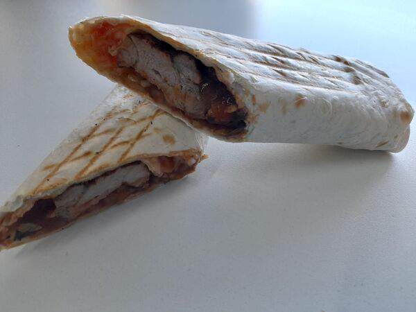 Мясо на мангале - Шашлык cвинoй в лаваше с маринованным луком, кетчупом