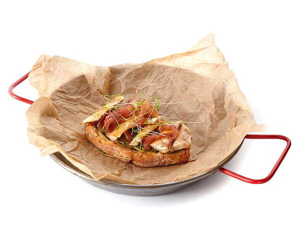 Mama Donna - Брускетта с пармским окороком, куриным филе и зеленым маслом