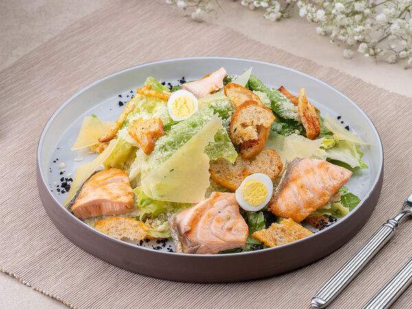 Grillage - Салат Цезарь с лососем гриль