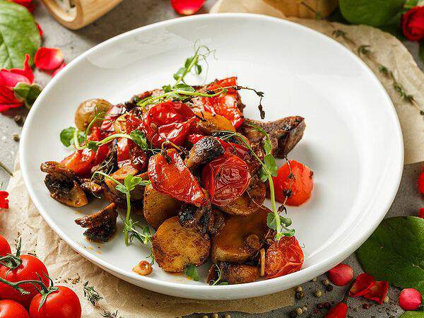 Вэлфед - Свинина на сковороде с томатами и молодым картофелем