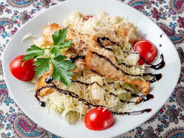 Кафе на Моисеенко - Салат Цезарь с курицей