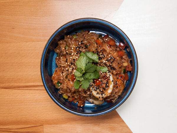 Wong Kar Wine - Креветки и кальмар в остро-чесночном соусе с рисом