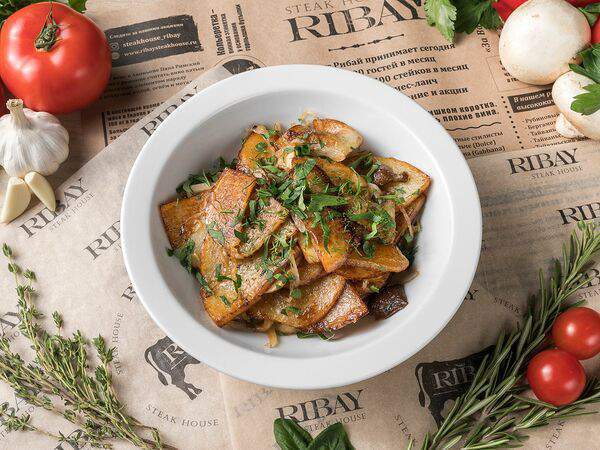 Рибай - Большая тарелка жареной картошки с грибами, луком и укропом