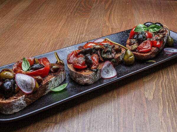 Hookah Place by Smokkin - Брускетта с томатами, оливками и каперсами