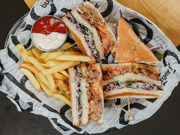 Chado Burger Bar night - Клаб-сэндвич с рванной говядиной