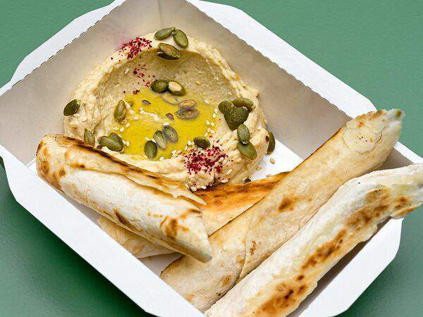 Сияние - Хумус с теплым роллом и тыквенными семечками