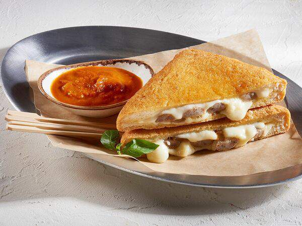 Pizzarella36 - Сэндвич в кляре с колбаской и моцареллой