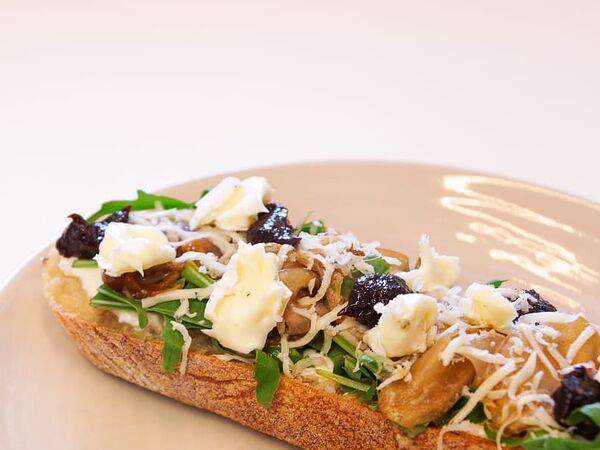 Яйцо - Брускетта с горгонзолой