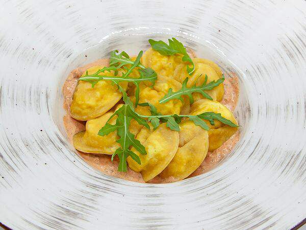 Тепло - Тортелли с копченой курицей и ореховым соусом