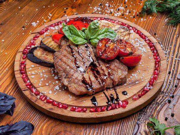 Трапеза - Стейк из свинины с овощами на гриле