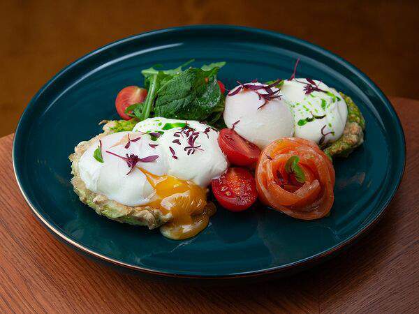 Koza Bistro - Драники из кабачка со слабосолёным лососем, сметаной и яйцом пашот