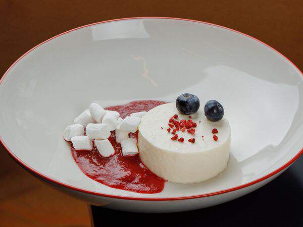 Четыре сына - Панна котта с ягодным соусом