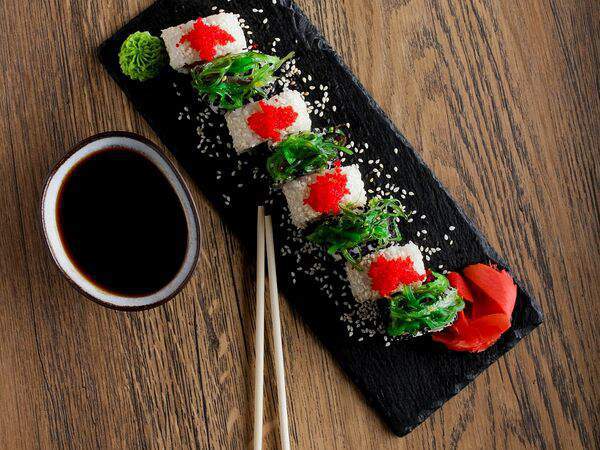 Maru - Домино с лососем, сливочным сыром и салатом чука