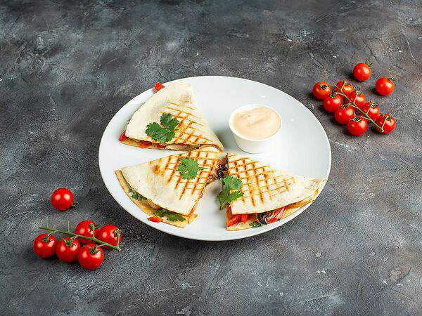 Я люблю тебя - Кесадилья с грибами и соусом BBQ