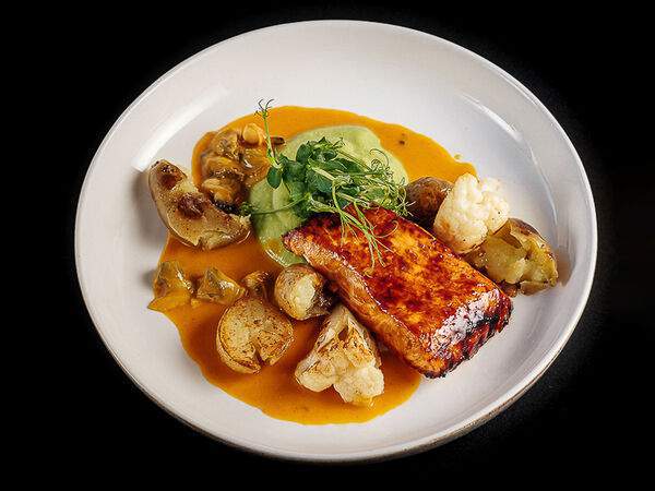 Мона - Лосось с кремом из зеленого горошка и соусом из вонголе