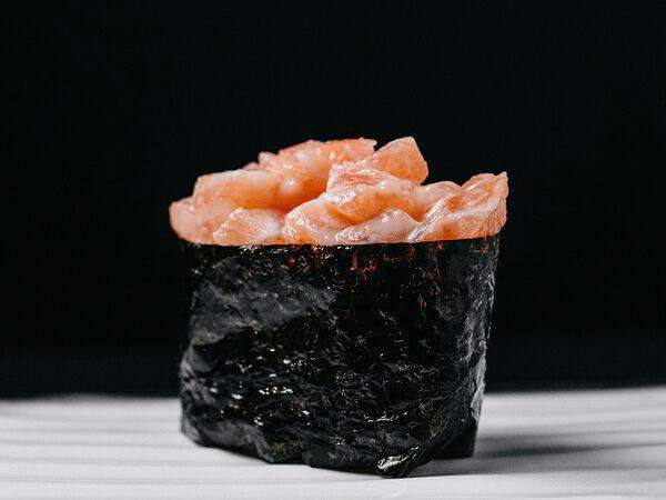 Koi sushi bar - Гункан Лосось Сяке