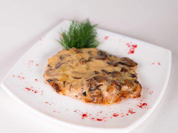 Good обед - Свиная отбивная под сливочным соусом с грибочками