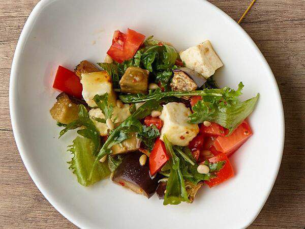 Чашка - Теплый овощной салат с жареным сыром