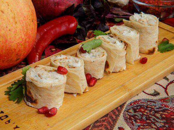 Кафе Отдых - Рулет из лаваша со сливочным сыром и копченым сигом