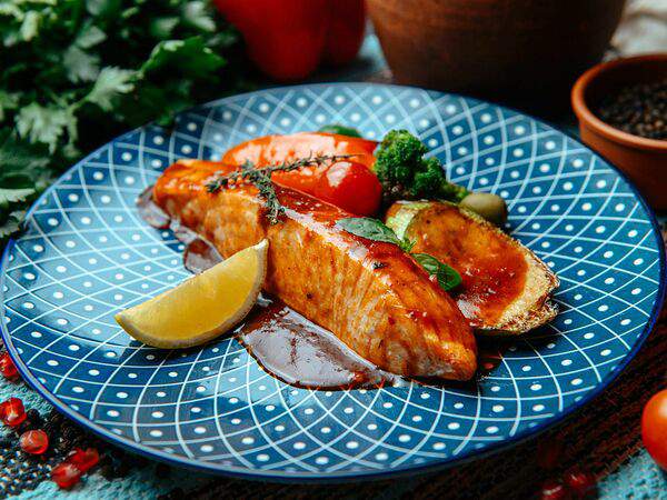 Hurma - Стейк из лосося с овощами