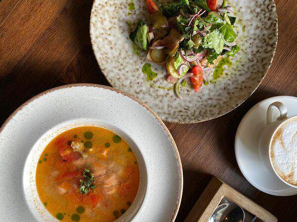 Театральный буфетъ - Уха из лосося и салат или горячее на выбор