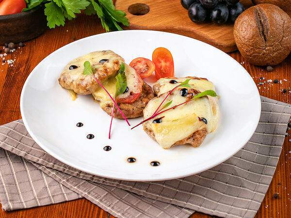 Старый Замок - Медальоны из свинины с томатами и сыром Моцарелла
