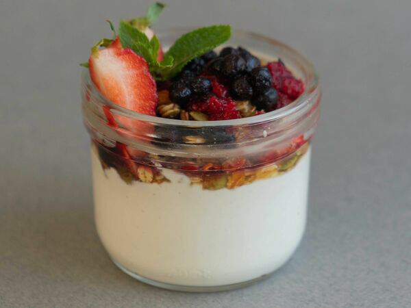 Крапива - Ферментированный кешью йогурт с безглютеновой гранолой