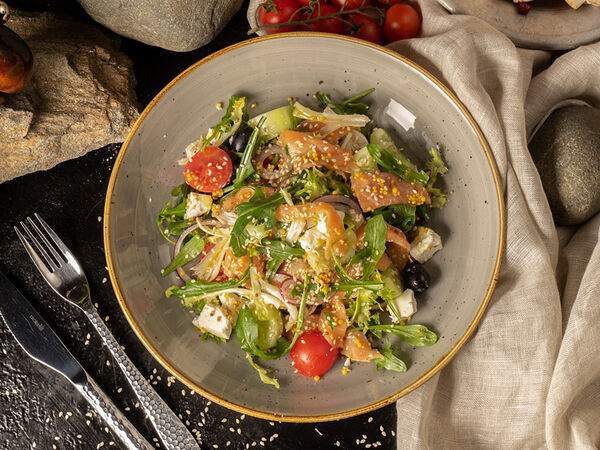 Golden Coffee - Салат с лососем, сыром фета и французской заправкой