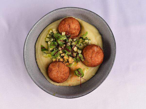 Fabrika - Колобки по-киевски с пюре из печеного картофеля и огуречной сальсой