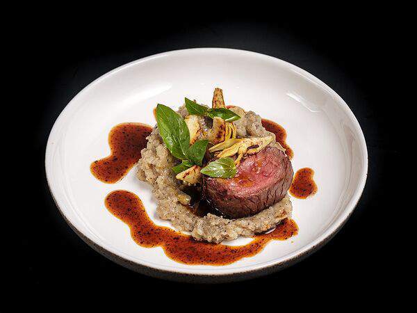 Мона - Стейк из говяжьей вырезки с картофельным пюре и трюфельным соусом