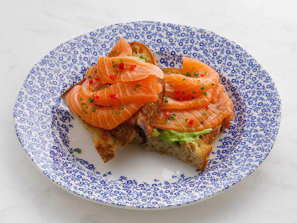 Oggi Bistro - Брускетта со свежим лососем и кремом из зелёного лука