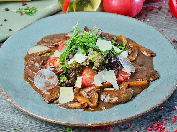 Ресторан Старый Город - Теплый салат из печени кролика с вешенками