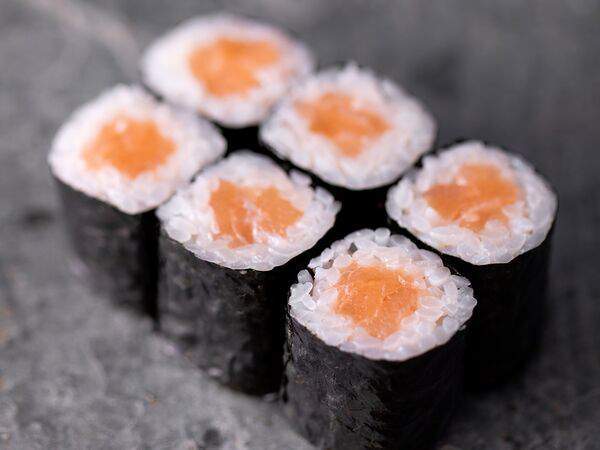 Godzilla sushi - Классический ролл с лососем