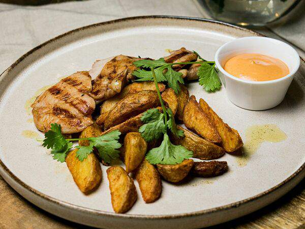 Green street - Куриное бедро с гарниром на выбор