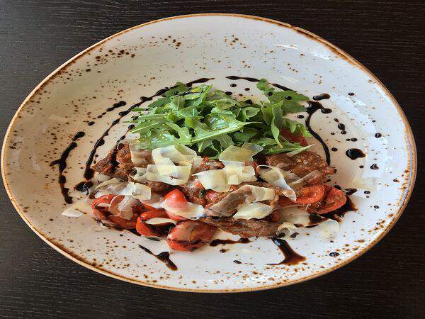 Белый берег - Говяжья вырезка с томатами и пармезаном