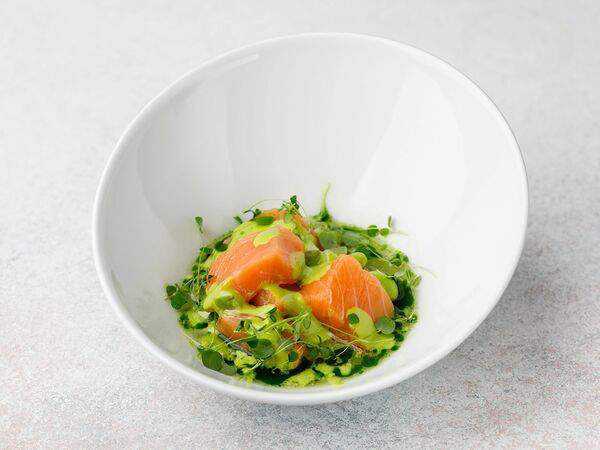 Гости - Филе лосося с заправкой из огурца и бобами эдамаме